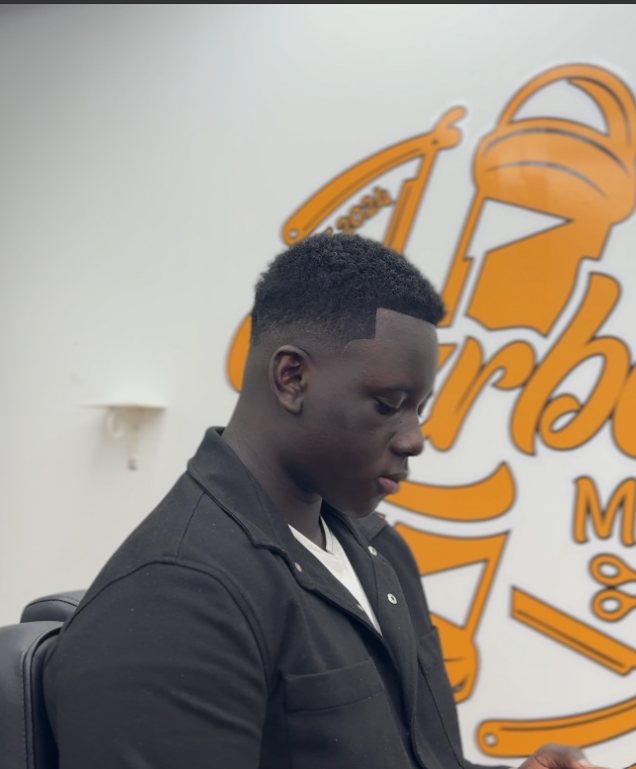 Kort texturerad topp med skarp line-up framför Mo Cutz logotyp